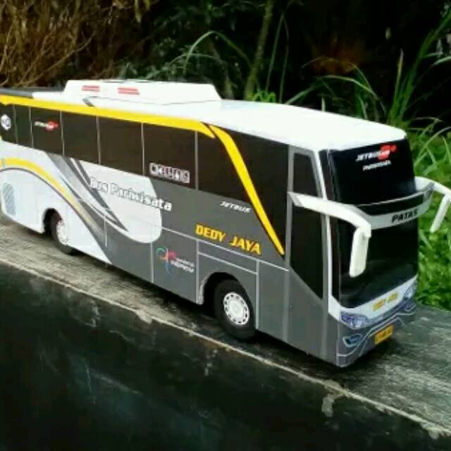 Miniatur Bus Besar Dari Kayu, Dedy Jaya