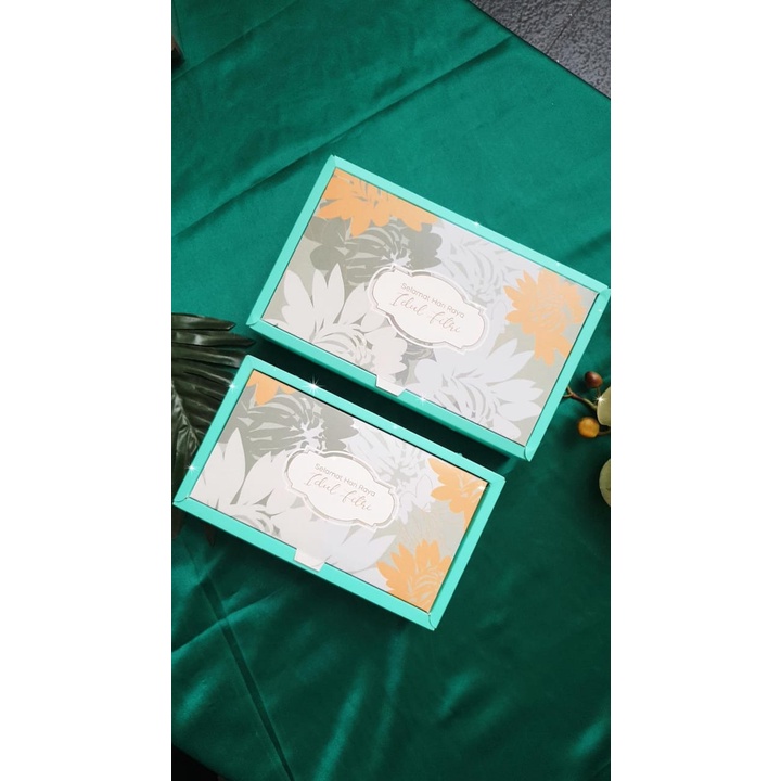 

BOX PREMIUM HAMPERS IDUL FITRI 25x15x7 cm FLORAL ORANGE