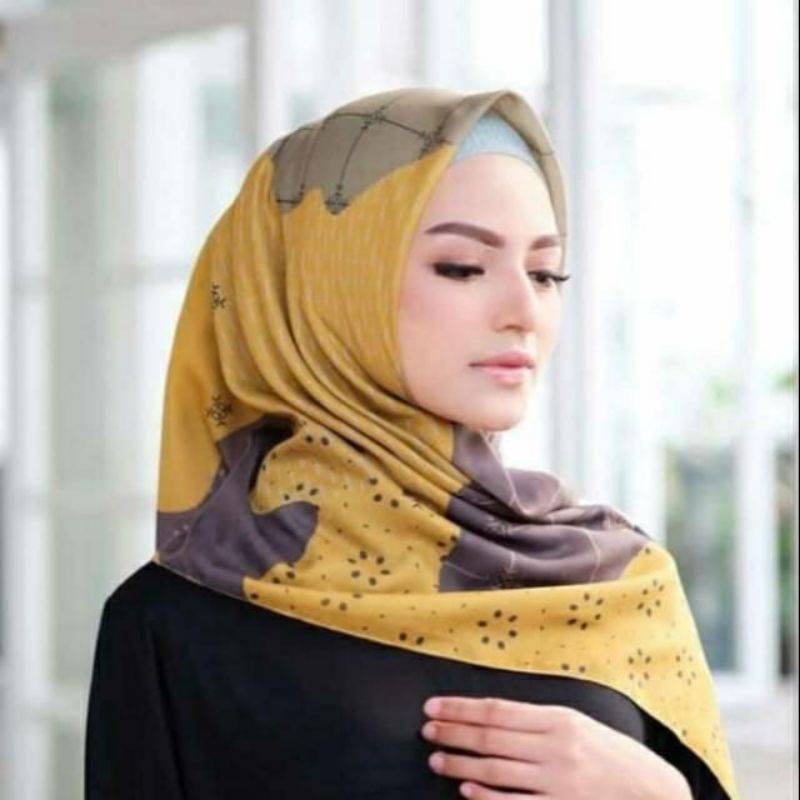 KERUDUNG SEGI EMPAT MOTIF LADY KUNING