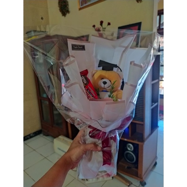 

BUCKET SNACK KADO WISUDA BUKET BONEKA PLUS SILVERQUEEN