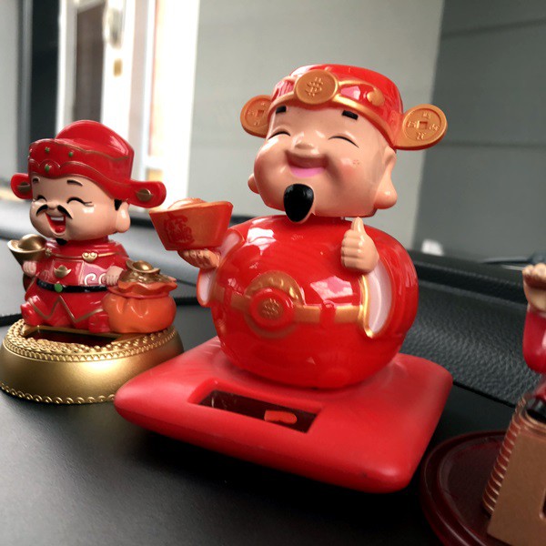 FORTUNE GOD Boneka Figure Miniatur Pajangan Mobil Solar Power Rezeki Goyang Kepala Shacking Head