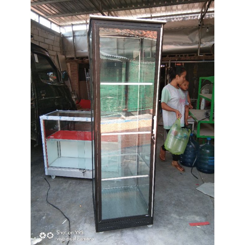 LEMARI HIAS kaca buat display mainan anak-anak . almari sudut untuk ruang tamu minimalis