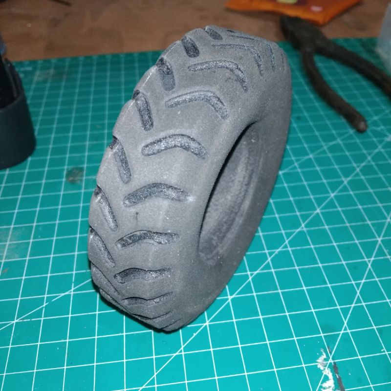 Ban miniatur Truk Bahan Spon ati Motif Seperti Ban karet