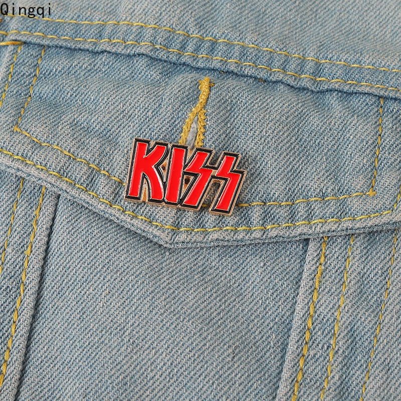 Bros Pin Enamel Desain Tulisan KISS Warna Merah Untuk Hadiah