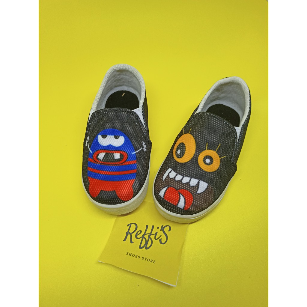 DINDASEPATUSLIPONANAKWANITAPEREMPUANMINIONSUKURAANWARNAMERAHHITAMDANPUTIH