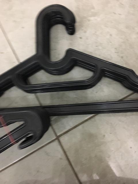 Hanger Plastik Segitiga Murahhh Banget Di Jual Perlusin / 12 Pcs