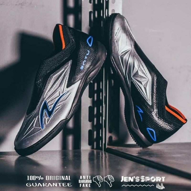 SEPATU FUTSAL SPECS ACCELERATOR SATU ELITE IN SILVER BLACK