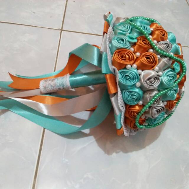 

Buket bunga pernikahan pengantin pita satin tosca solver gold