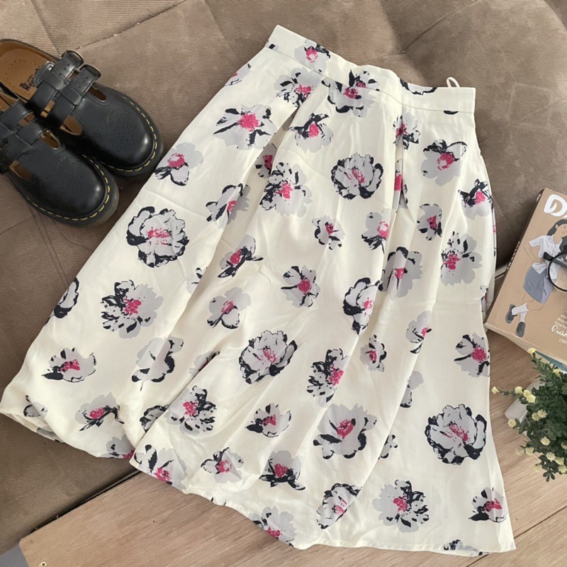 Rok Wanita Uniqlo Easy Flare-2