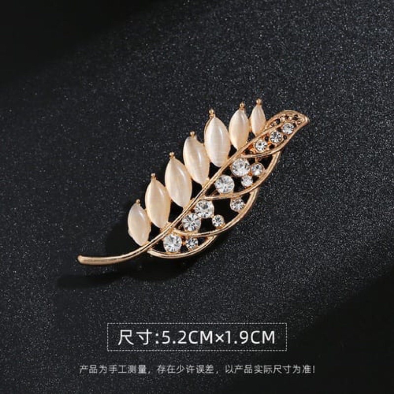 Brooch / bros pita / bros lucu / bros cantik / bros jilbab / bros laris / bros murah / bros cewek / Bros Geometri Terlaris Model Pita Warna Gold Silver dengan Mutiara / Bros Wanita Korean Style Bros Mutiara Brooch BZO-BRG daun