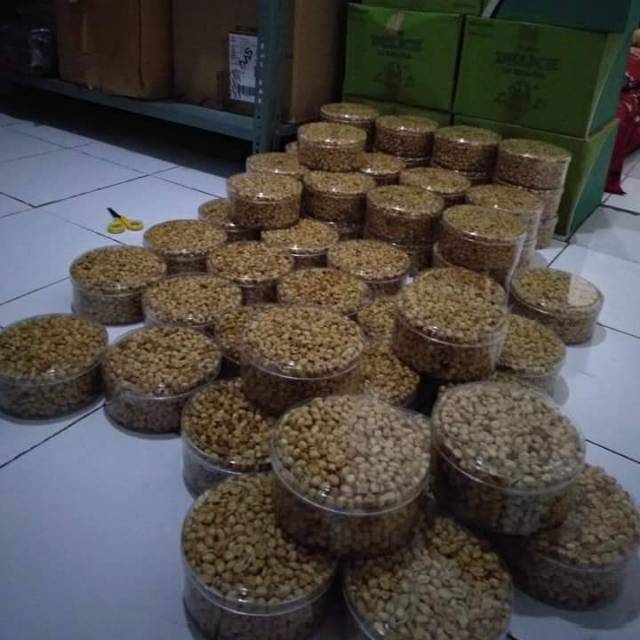 

Cemilan kacang bawang renyah asli jawa