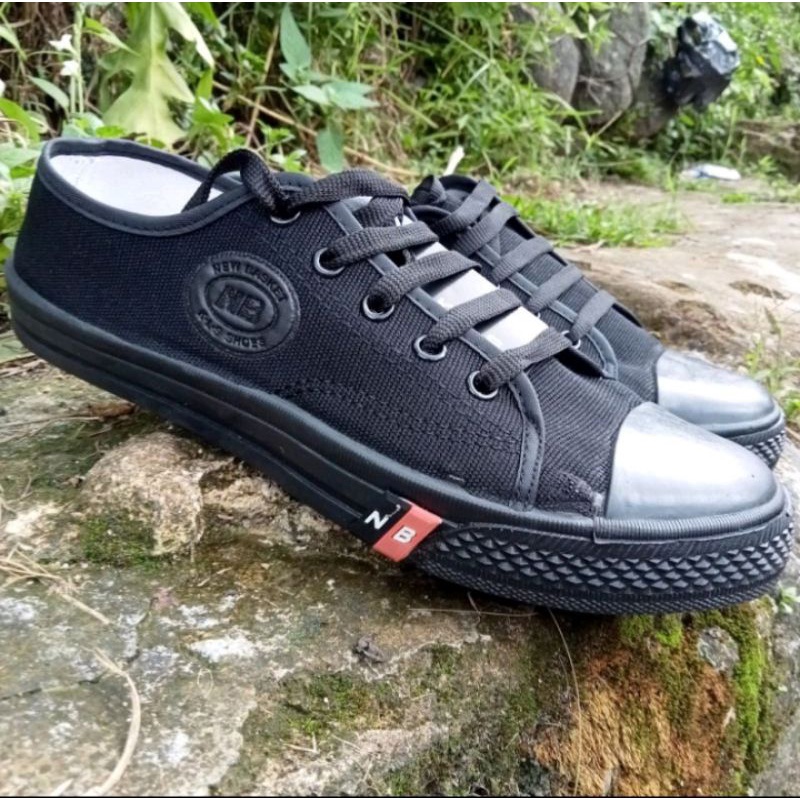 Sepatu Sekolah NB Perempuan Laki-laki / Sneakers Hitam Kuat Mantap