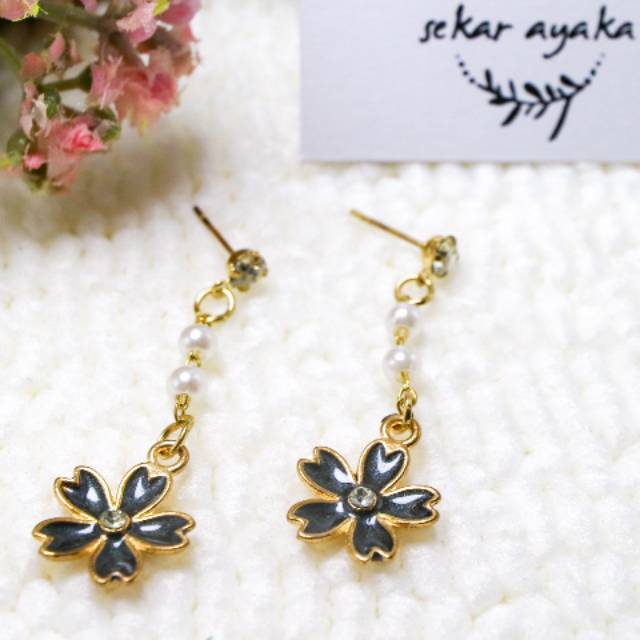 Anting bunga hitam