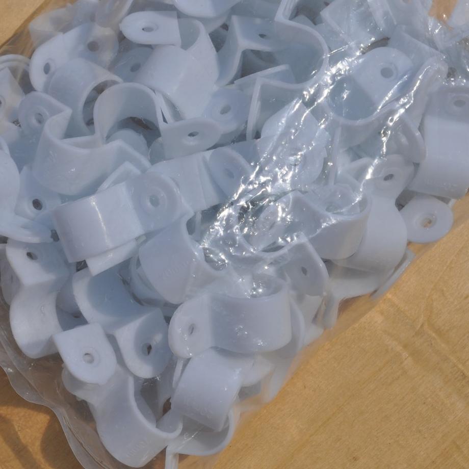 Jual Ready Irit KLEM CLAMP PIPA PVC CONDUIT LISTRIK OMEGA PLASTIK PUTIH