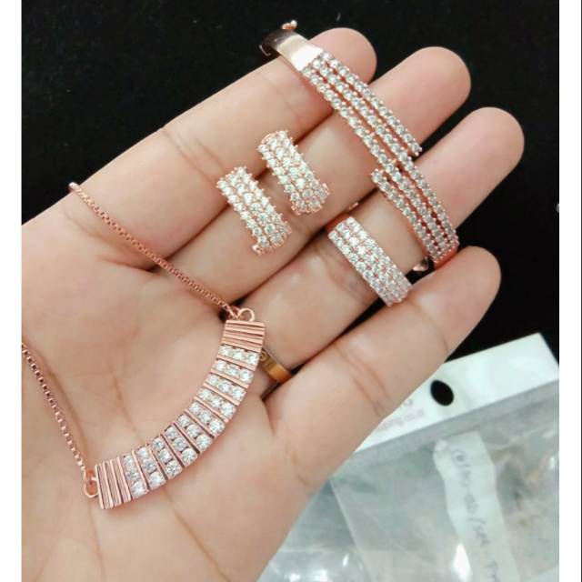 Set replika berlian medan