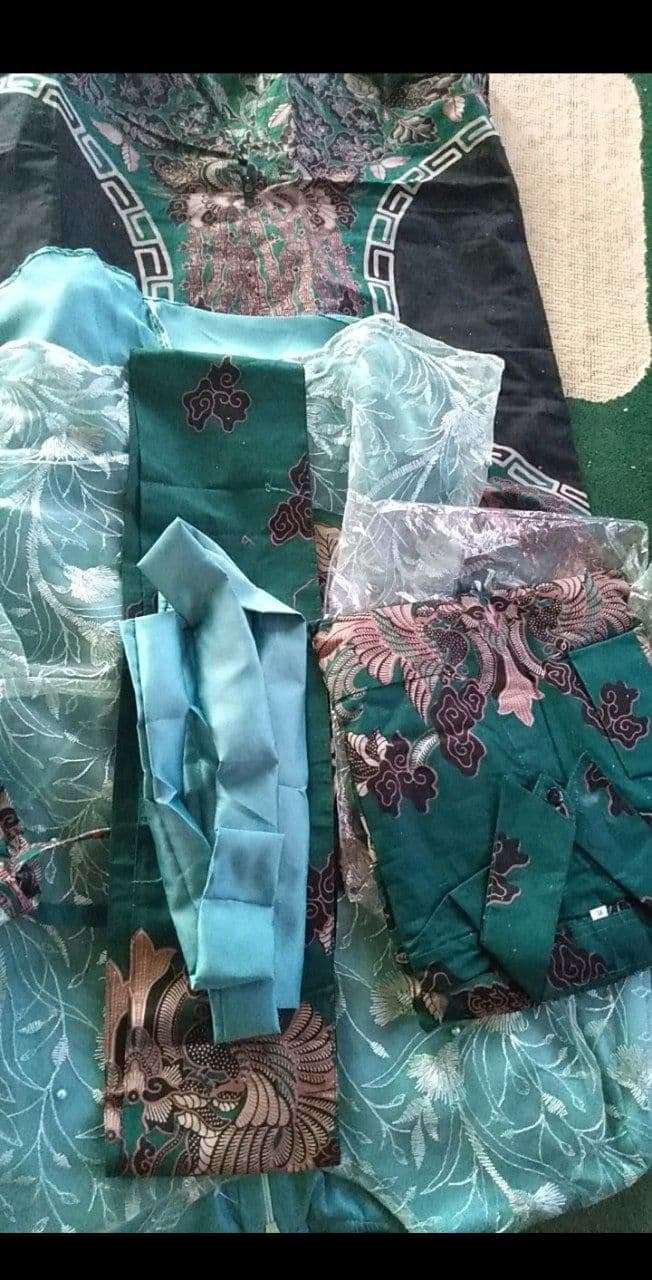 Batik Couple Kebaya Tunangan Set Pinguin Filya Merah Dan Hijau