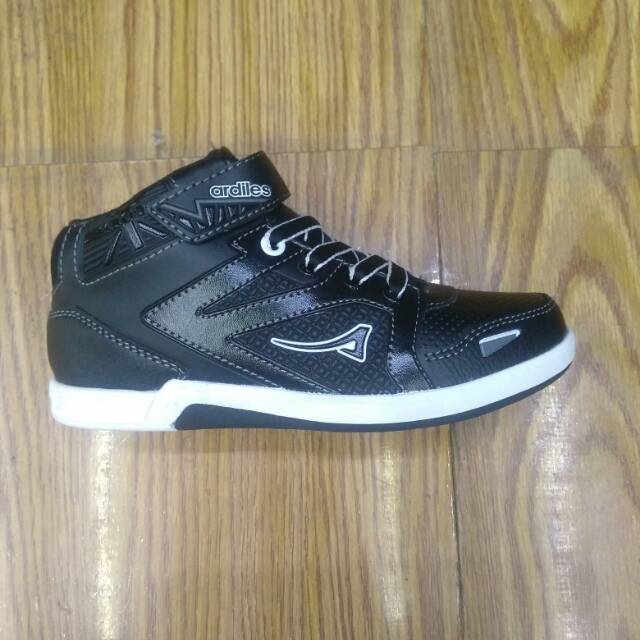 Sepatu ardiles hitam/putih.