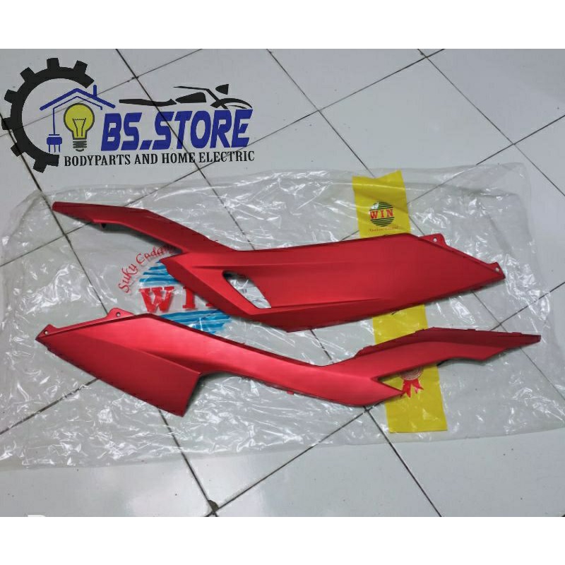 DEK SIRIP KOLONG  COVER DEK BAWAH UNDERSIDE VARIO 150/125 LED NEW 2018 2019 2020 2021 . MERK WIN merah doff .- SIRIP KANAN KIRI  HONDA / FOOTREST BAWAH B R+L VARIO 150 LED NEW MERAH DOFF