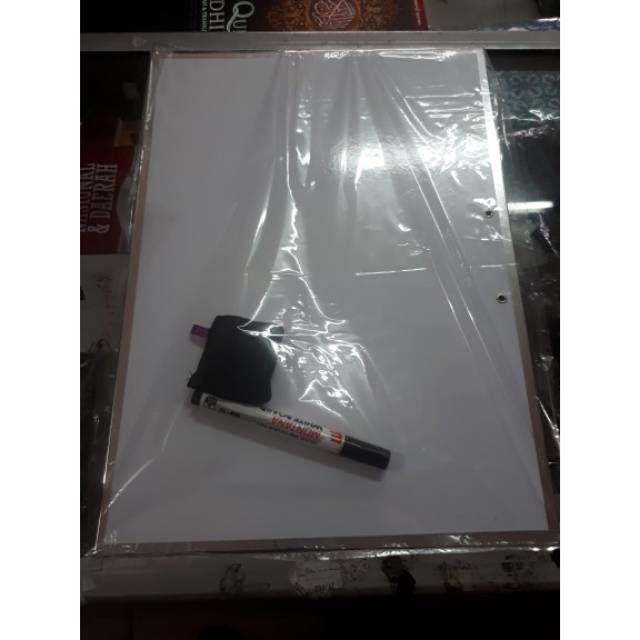 Papan tulis  white board plus stip dan spidol nya karakter 