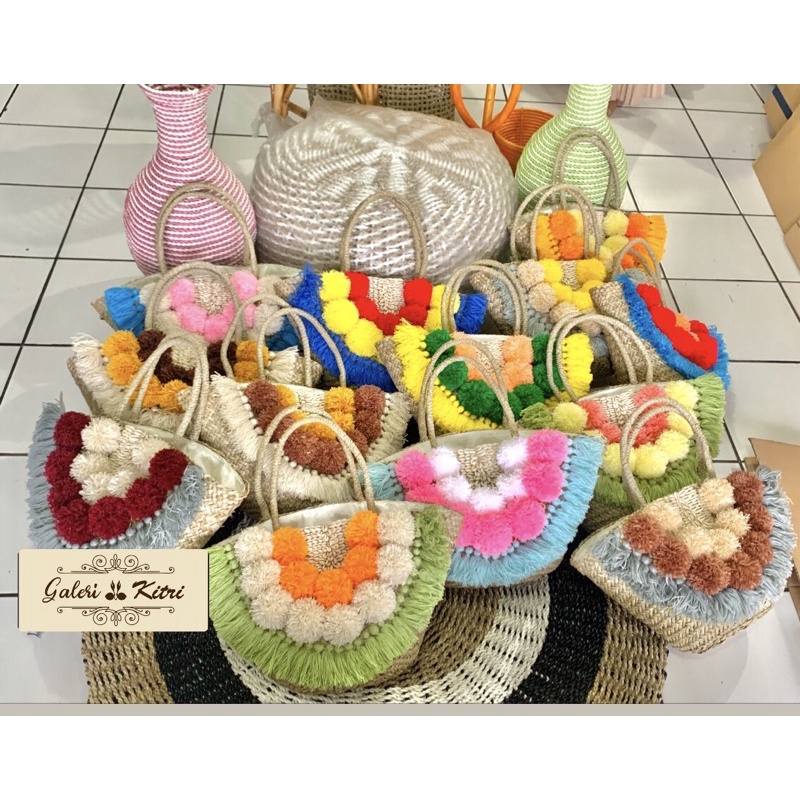 Galerikitri Tas Wanita anyaman jerami mendong kombinasi  pompom Kerang Bali Bangkok