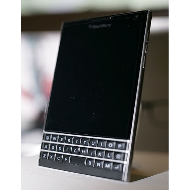 blackberry passport hitam