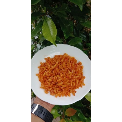 

cemilan momy/makroni kriuk cikruh pedas daun jeruk/cemilan/jajanan/makanan ringan pedas