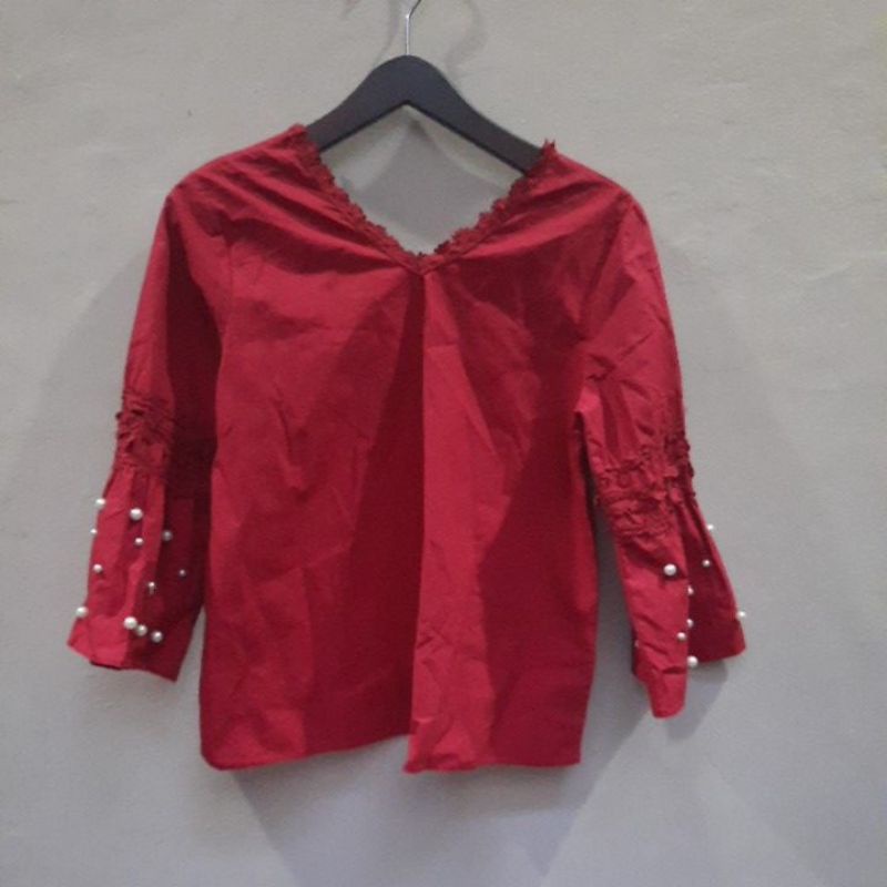 Blus merah agak marun