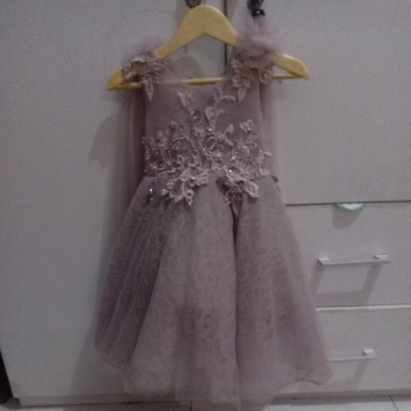 Gaun pesta warna mauve