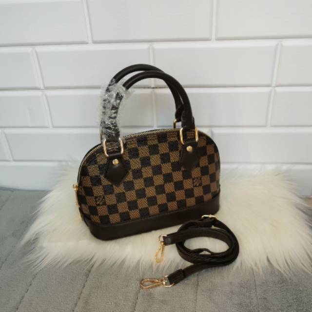 Tas selemapang wanita. Lv alma super mini