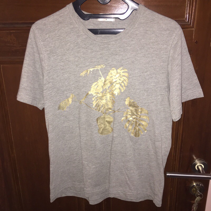 (Preloved) Kaos GIORDANO motif daun emas size M