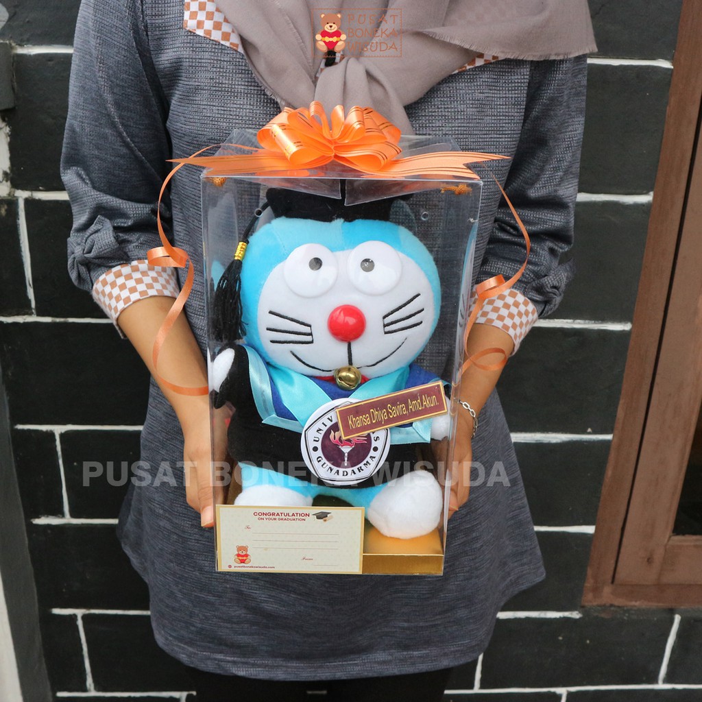 Boneka Wisuda Doraemon Mika Souvenir Hadiah Wisuda Kado Wisuda Mika Custom Nama Guru Gede Jogja