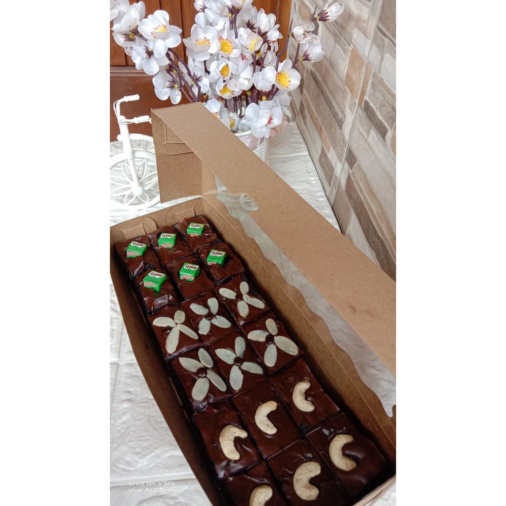 

Brownies Shiny Crust Sekat L (30 x 10 cm)/Enak/Brownies Panggang/Camilan Kue Basah/Jajanan Enak