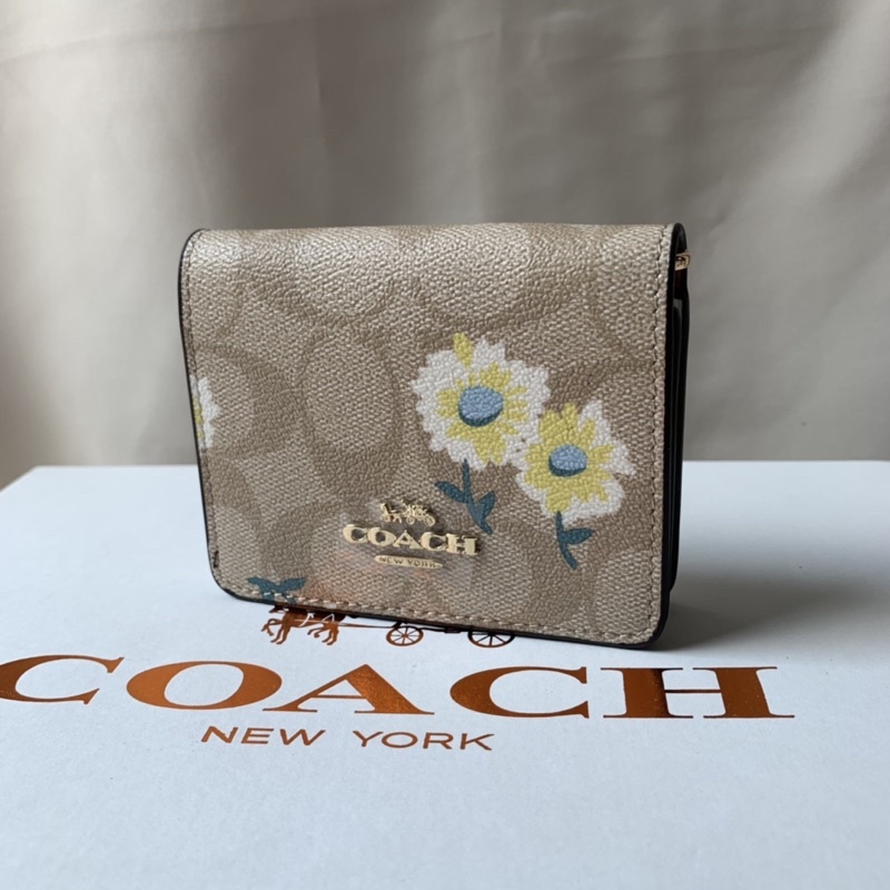 COACH MINI WALLET ON CHAIN IN SIGNATURE CANVAS WITH DAISY PRINT  (C3050)