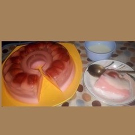 

Puding kaca susu strawberry. Dengan buah strawberry segar dan gula asli