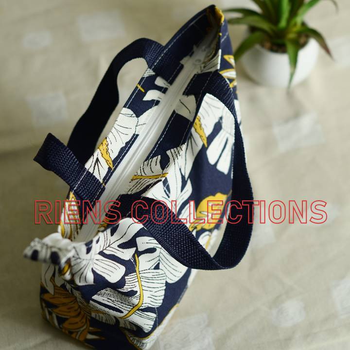 RIENS COLLECTIONS. HANDBAG KECIL BAHAN KANVAS MOTIF ANEKA DAUN BIRU