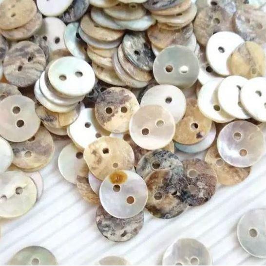 

Kancing / Kancing Kerang Putih Ukuran 1Cm / 1,3Cm / 1,5Cm / 1,8Cm @50 Pcs