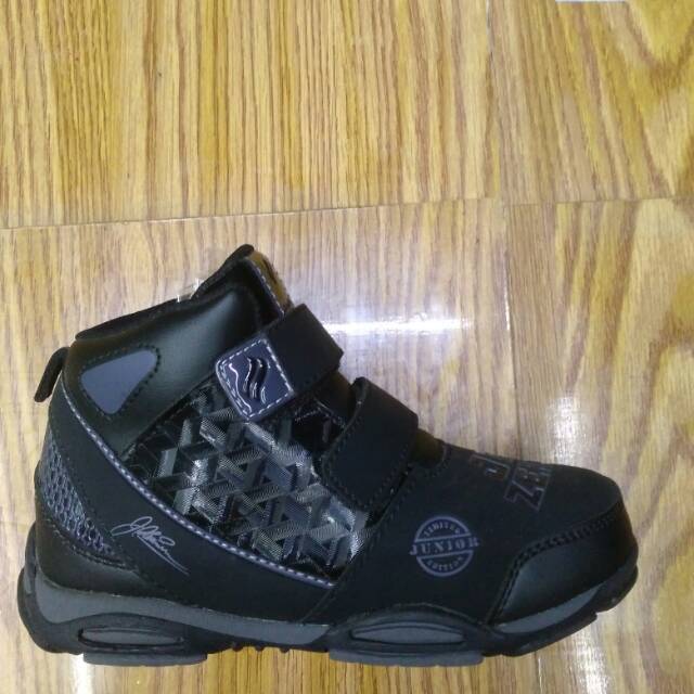 Sepatu hitam finotti.