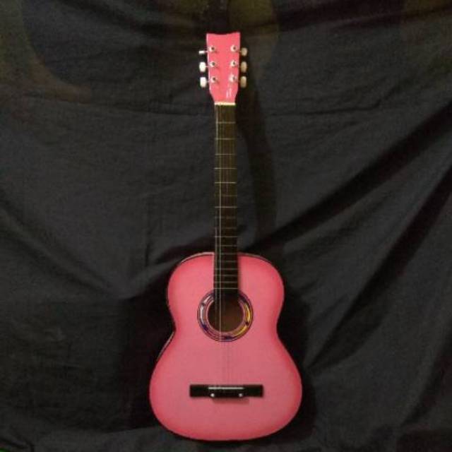 Gitar akustik Yamaha pink