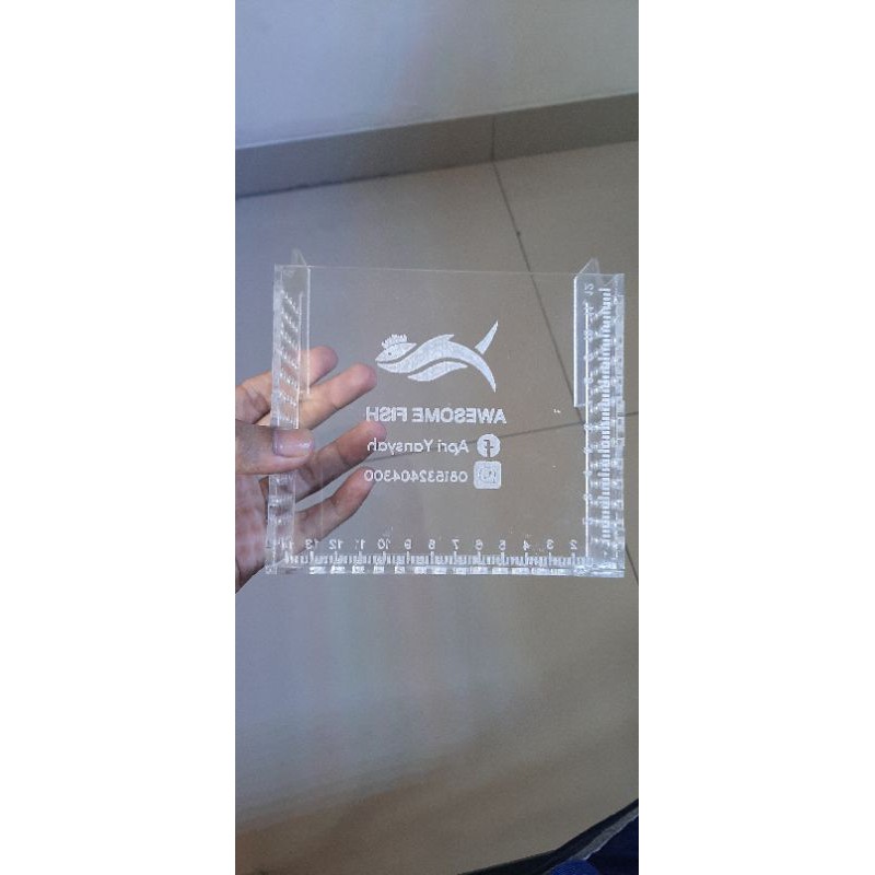 soliter akrilik selfie atau breeding box uk 15x5x15cm grafir logo custom