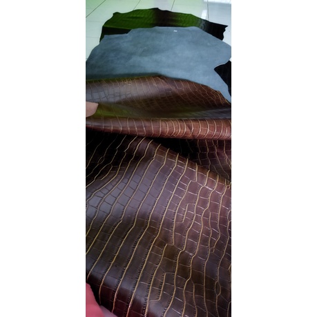 Kulit Sapi asli Motif Buaya Perut (Tahu) / Croco Perut (Tahu) Warna Coklat 15 feet