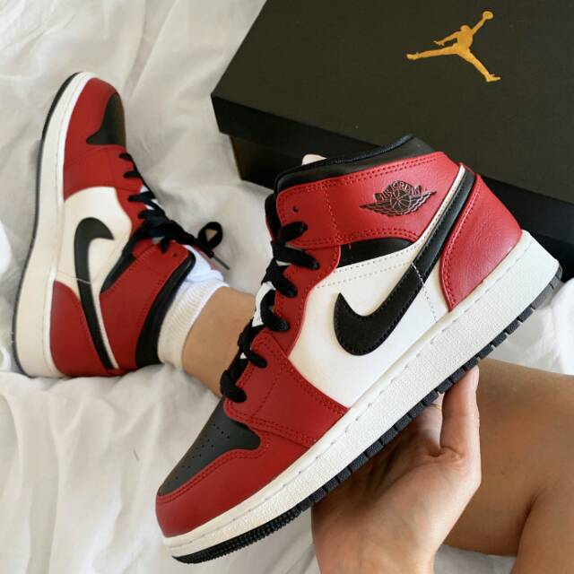 black toe mid jordan 1