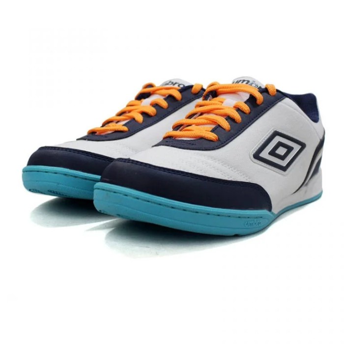 Umbro Sepatu Futsal Street V White / Evening Blue / Scuba Blue - 40