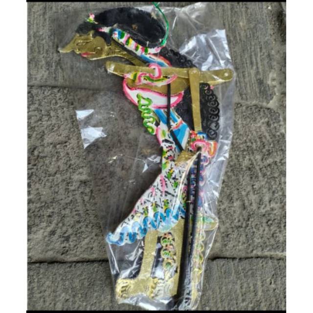 

KERAJINAN WAYANG KULIT DEWI SEMBADRA UKURAN PEDALANGAN 40×20 CM