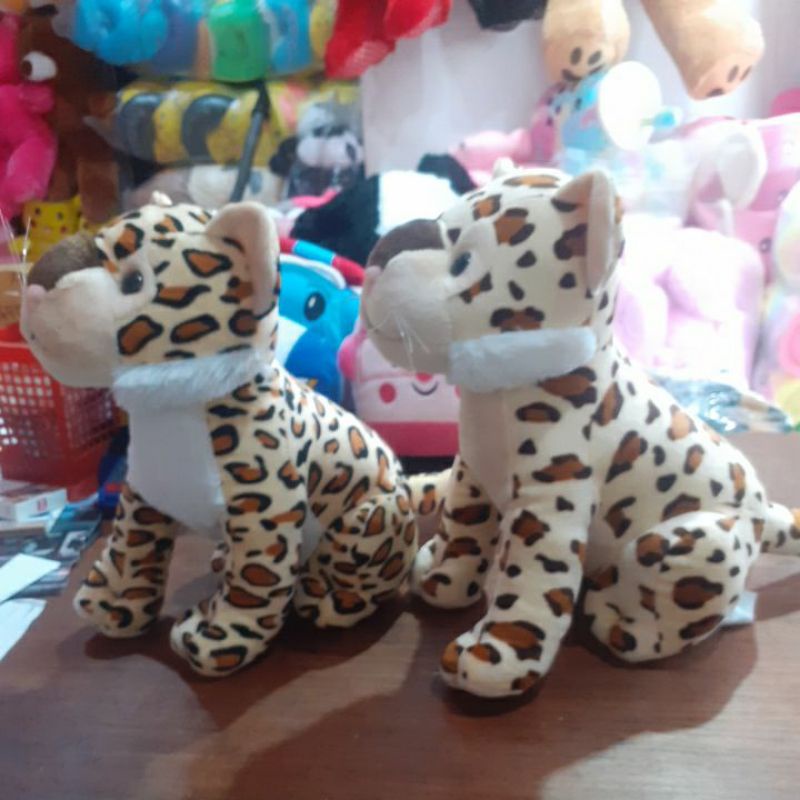 Boneka kucing duduk