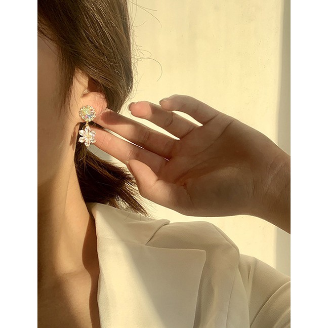 LRC Anting Tusuk Fashion White 925 Silver Needle Zircon Daisy Flower Earrings K06047