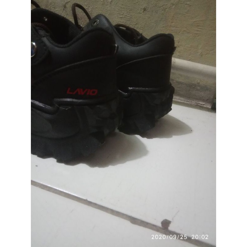 Sepatu safety Lavio