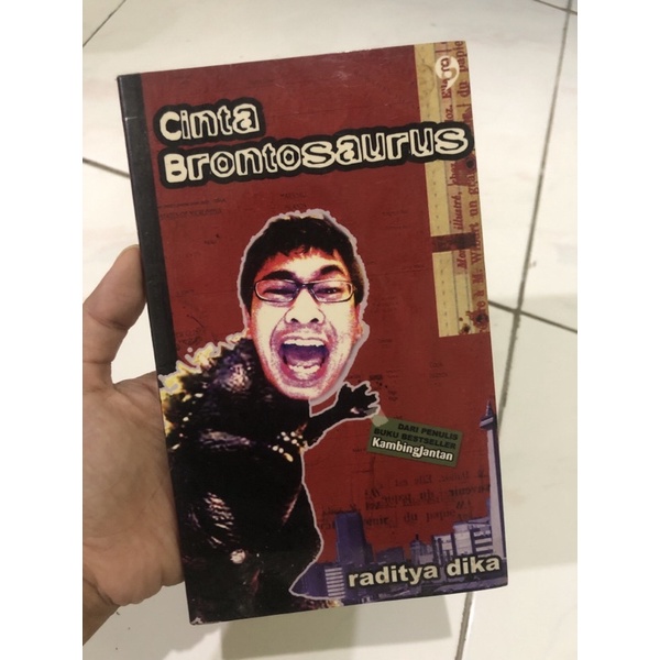Jual BUKU CINTA BRONTOSAURUS karya RADITYA DIKA | Shopee Indonesia