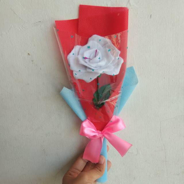 Bucket bunga flanel/bunga mawar/bunga flanel/single rose/rose bouquet/bucket ultah/buket wisuda