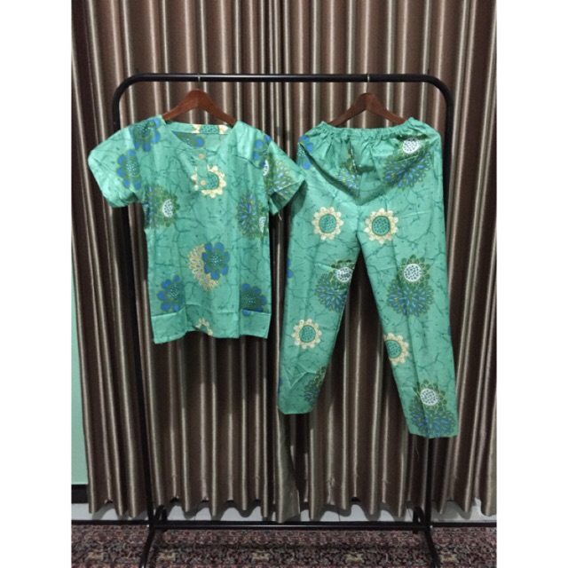 setelan baju tidur warna celana panjang motif bunga bsar setelan baju tidur warna celana panjang motif bunga bsar