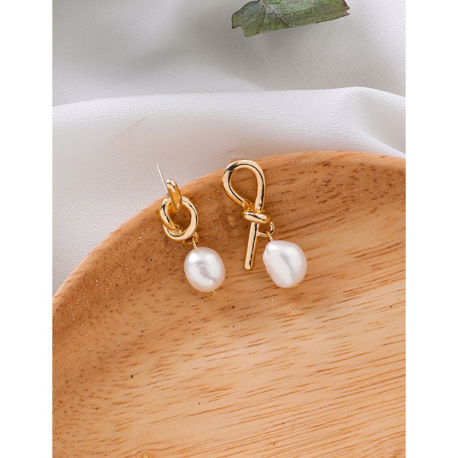 LRC Anting Tusuk Fashion Gold 925 Silver Stud Metal Knot Asymmetric Pearl Earrings F29130